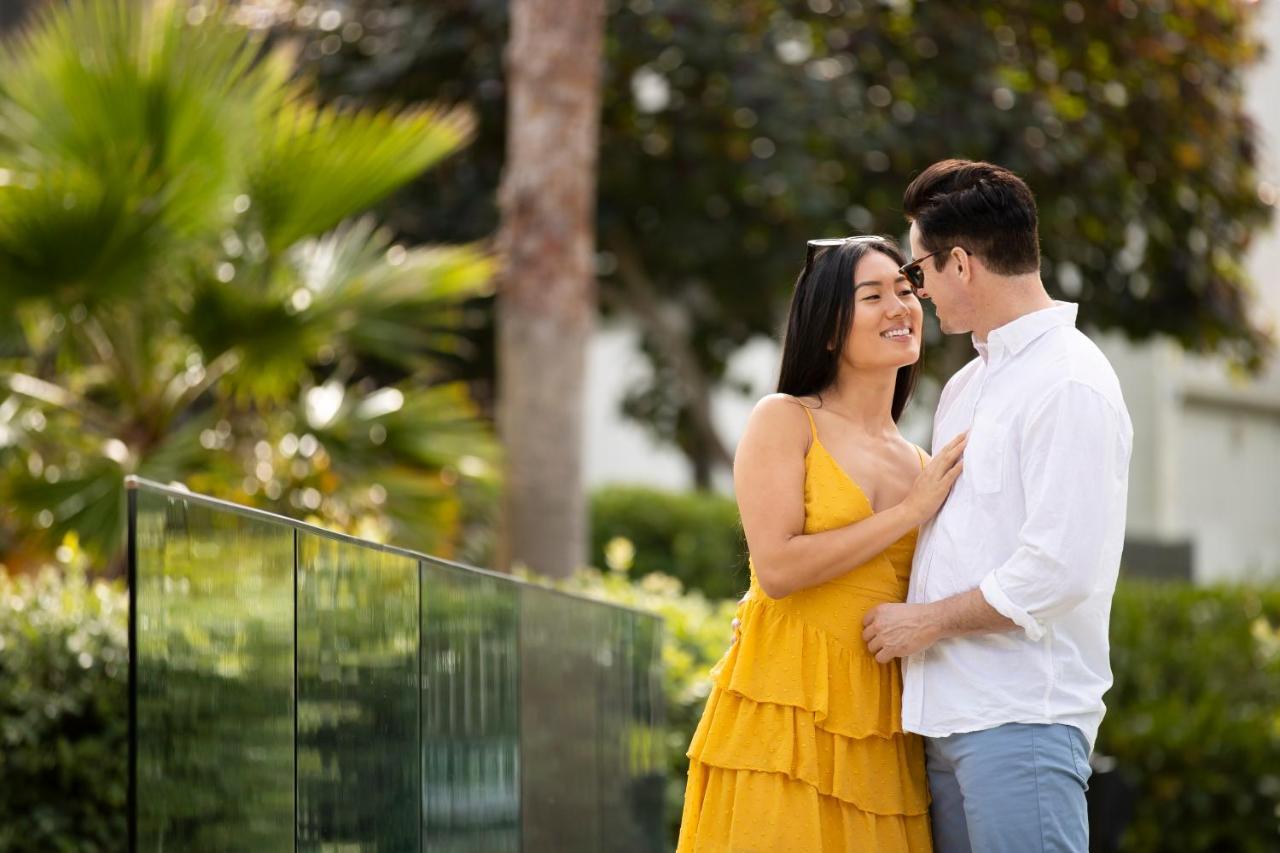 Pullman Magenta Shores Resort Entrance Екстериор снимка A couple in love