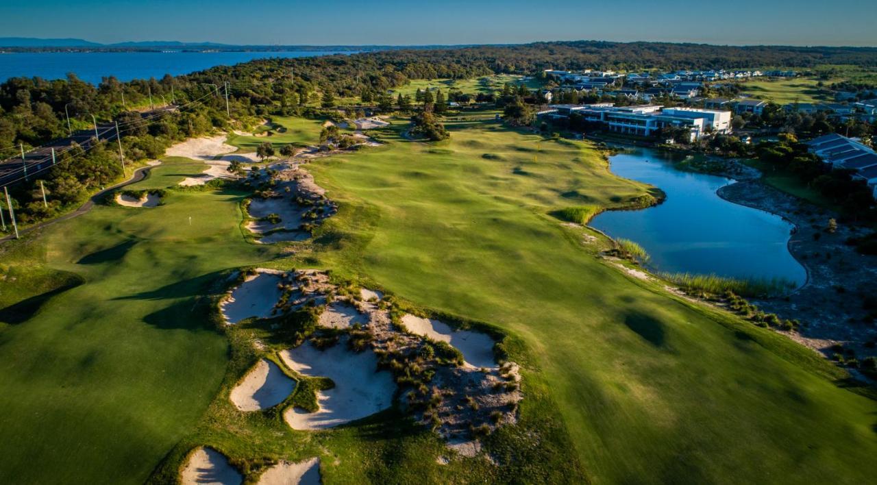 Pullman Magenta Shores Resort Entrance Екстериор снимка Aerial view of the 18th hole at the 2019 U.S. Open