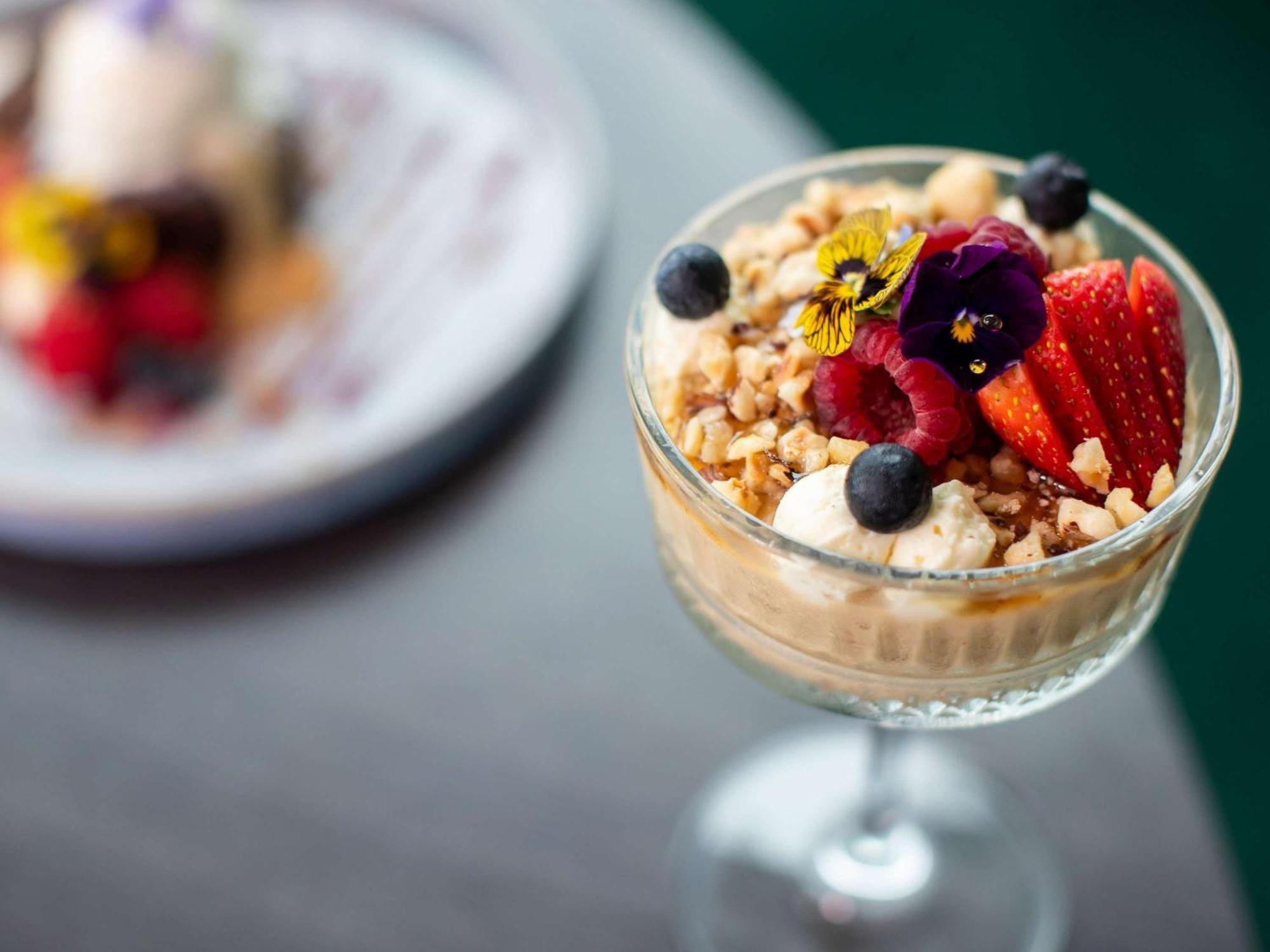 Pullman Magenta Shores Resort Entrance Екстериор снимка A parfait with granola and fruit