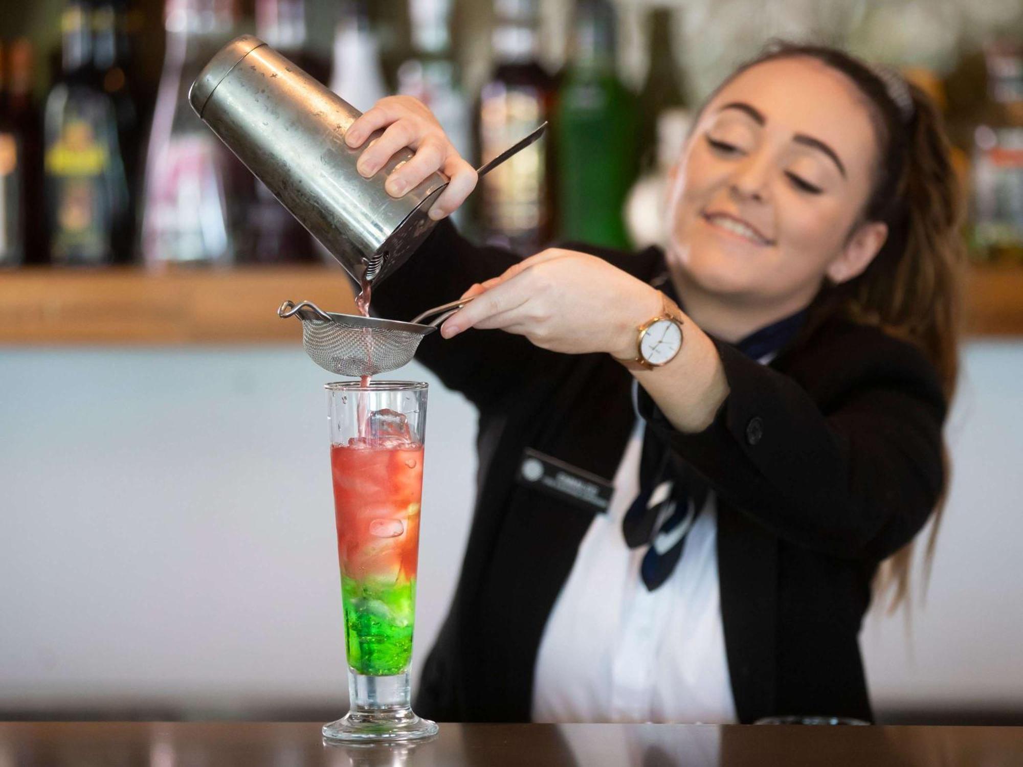 Pullman Magenta Shores Resort Entrance Екстериор снимка A bartender preparing a cocktail
