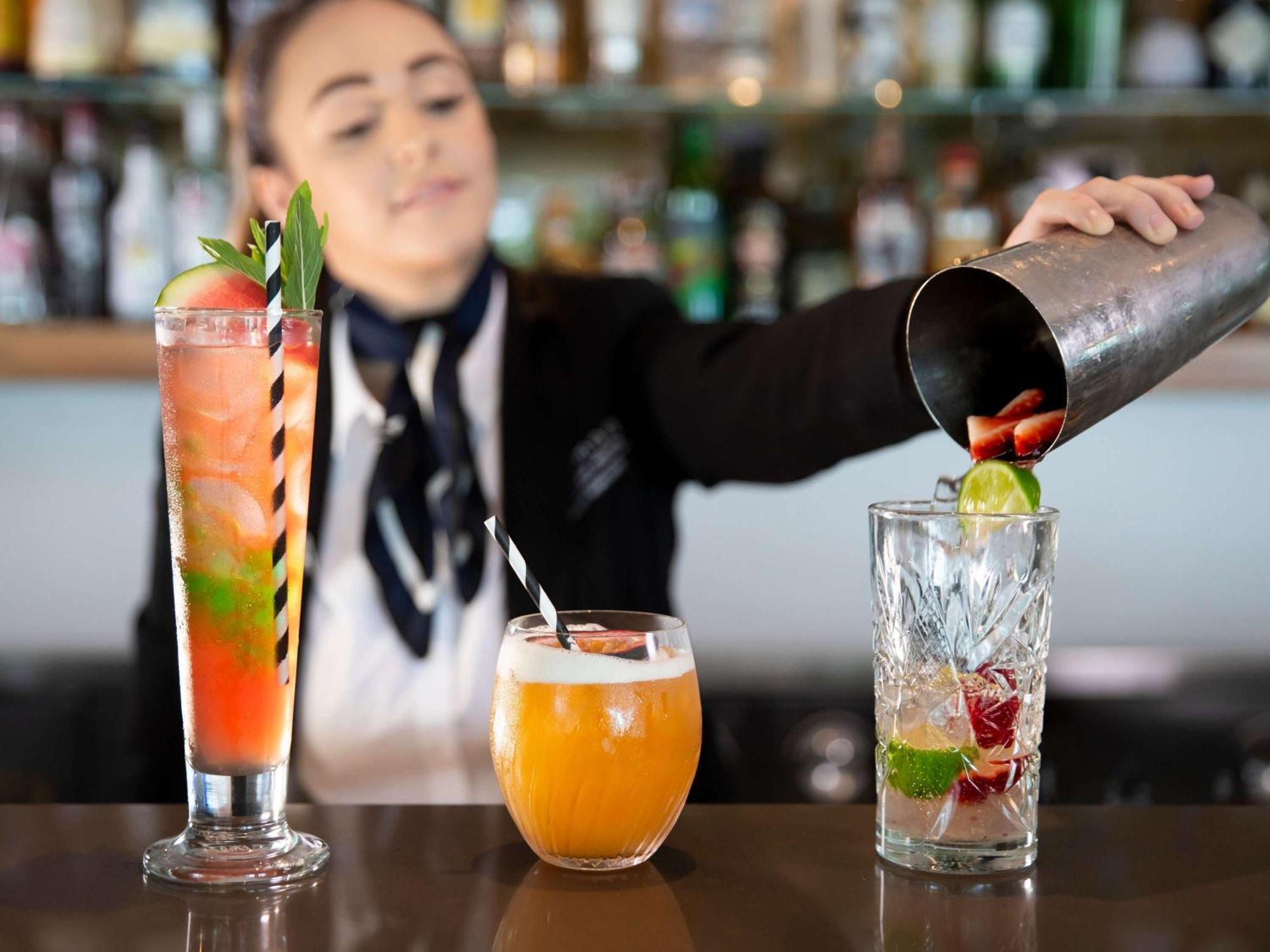 Pullman Magenta Shores Resort Entrance Екстериор снимка A bartender mixing drinks