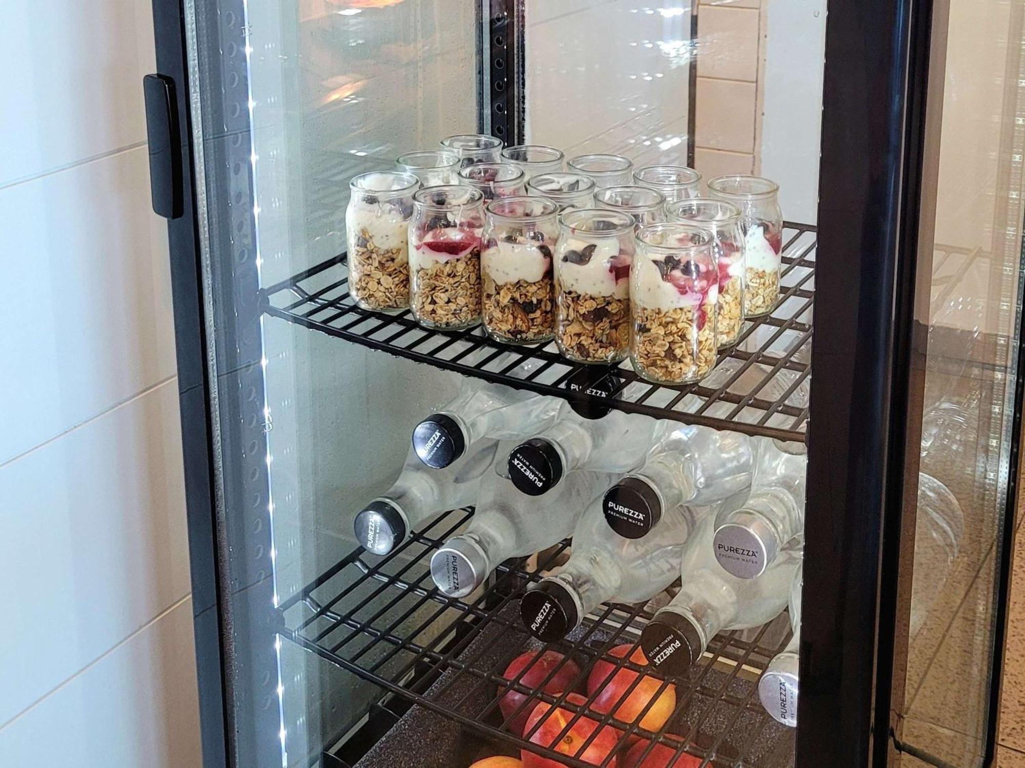 Pullman Magenta Shores Resort Entrance Екстериор снимка A glass door refrigerator