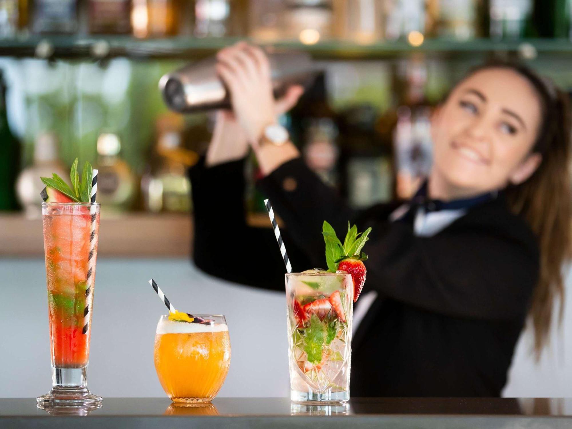 Pullman Magenta Shores Resort Entrance Екстериор снимка A bartender shaking a cocktail